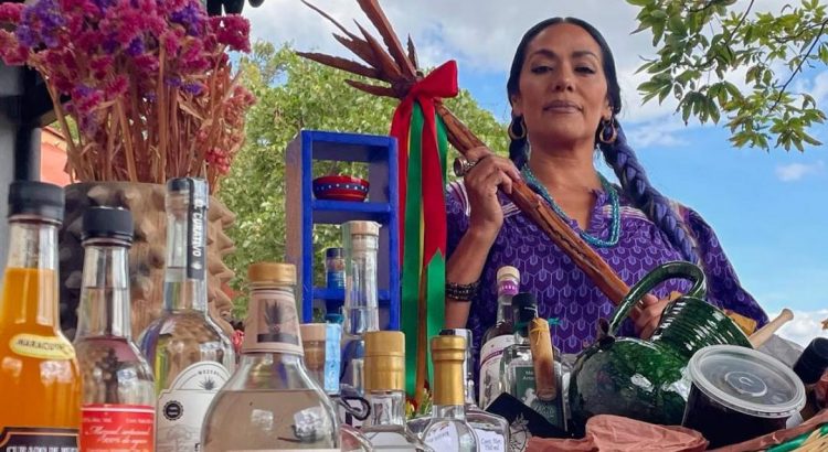 Presume Lila Downs el mezcal de Oaxaca y el folclor de la Guelaguetza