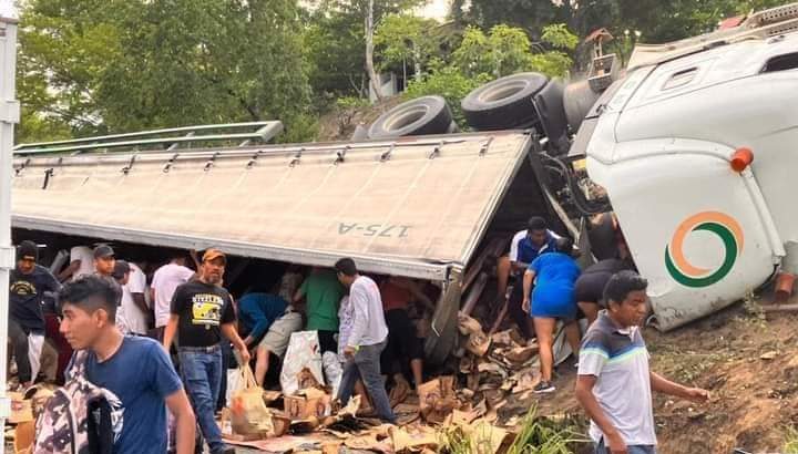 Rapiña en Huatulco – Pochutla tras voladura de tráiler