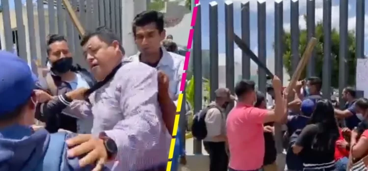 Manifestantes agreden a dos periodistas en Oaxaca Manifestantes agreden a dos periodistas en Oaxaca
