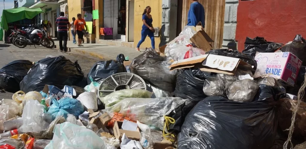 Festival de la Guelaguetza dejó 800 toneladas de basura diarias en Oaxaca