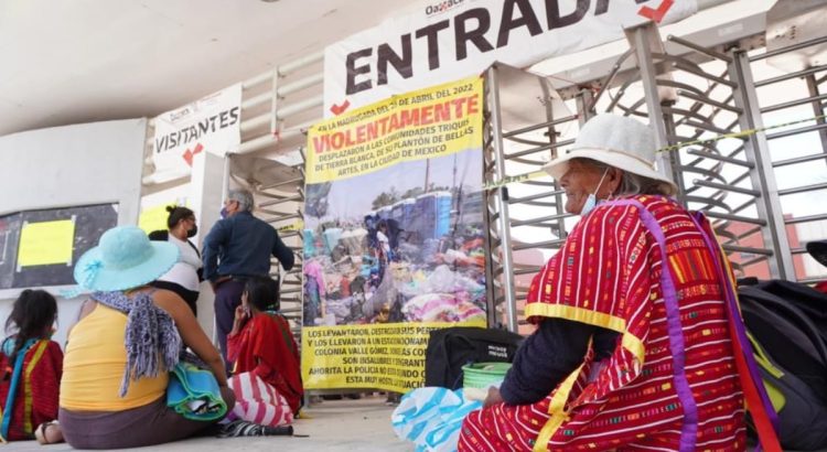 Acusan a Gobernador de Oaxaca de discriminar triquis y excluirlos de acuerdos