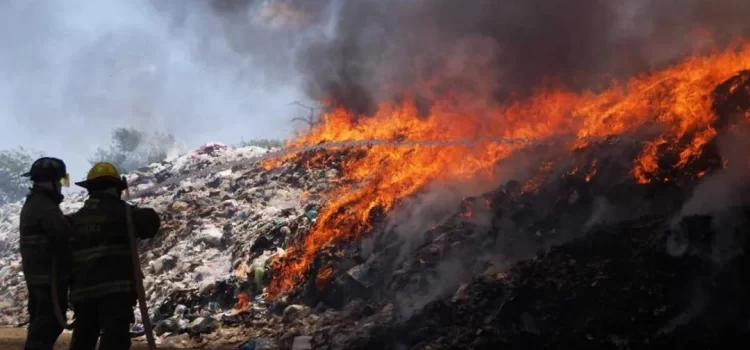 Se incendian toneladas de basura en tiradero clandestino de la ciudad de Oaxaca