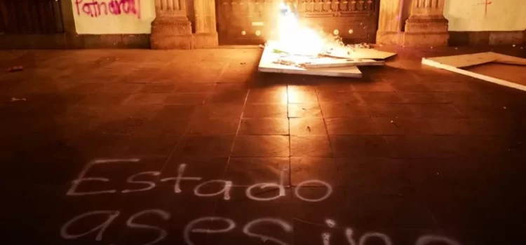 Marchan miles de mujeres por las calles de la ciudad de Oaxaca en el 8M