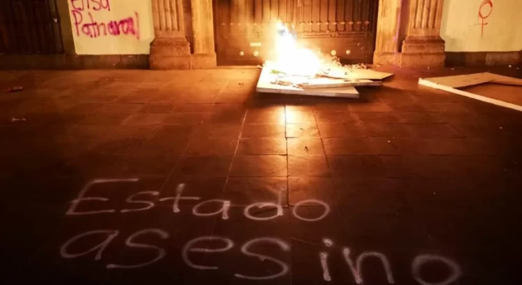 Marchan miles de mujeres por las calles de la ciudad de Oaxaca en el 8M