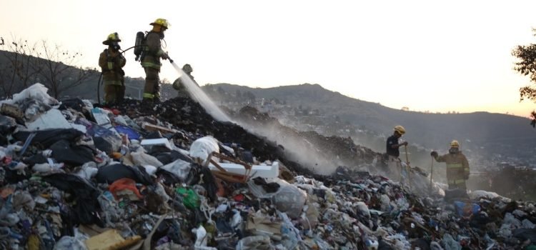 Bomberos sofocan incendio en basurero de Oaxaca Bomberos sofocan incendio en basurero de Oaxaca