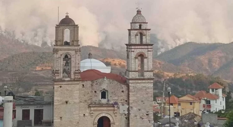 Incendio en bosques de la Mixteca de Oaxaca avanza a área protegida de Tindú; pobladores piden auxilio Incendio en bosques de la Mixteca de Oaxaca avanza a área protegida de Tindú; pobladores piden auxilio