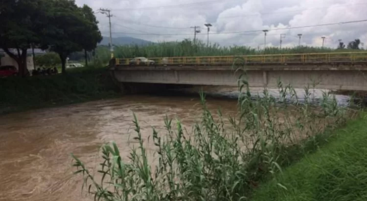Buscan en Oaxaca a dos personas desaparecidas tras ser arrastradas por el río Salado