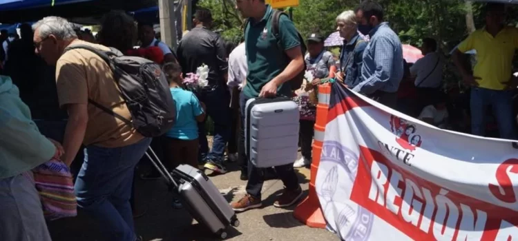 Van 10 vuelos cancelados y casi mil viajeros varados por bloqueo de maestros a aeropuerto de Oaxaca