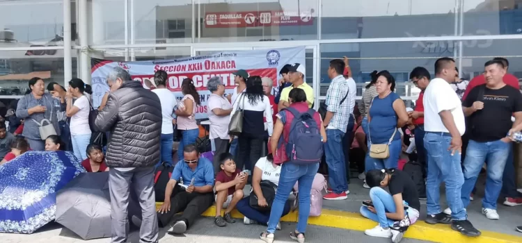 Bloquean maestros de Oaxaca terminal ADO y aeropuerto