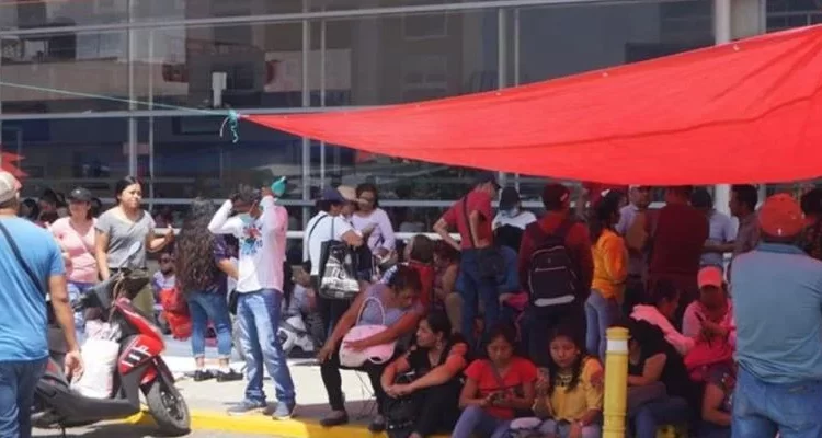 Por falta de acuerdos, profesores de Oaxaca toman terminal de autobuses, caseta de cobro y centro comercial