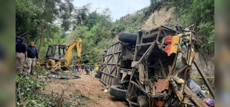 ¡Tragedia en Oaxaca! Mueren 28 personas por volcadura de autobús de pasajeros