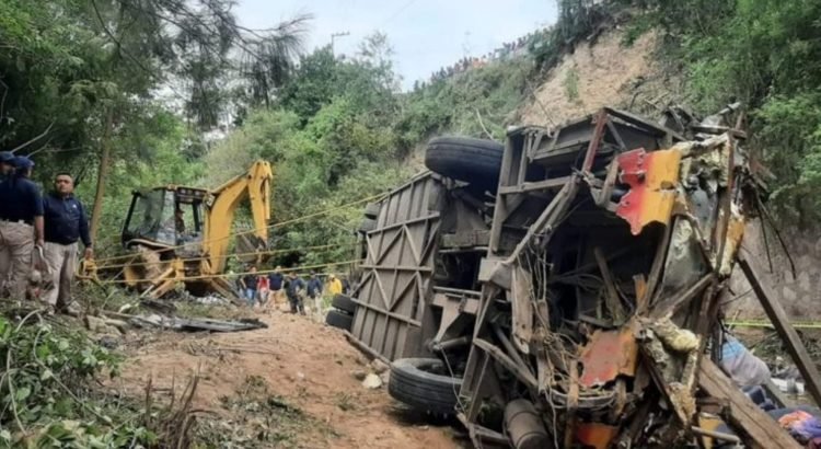 ¡Tragedia en Oaxaca! Mueren 28 personas por volcadura de autobús de pasajeros