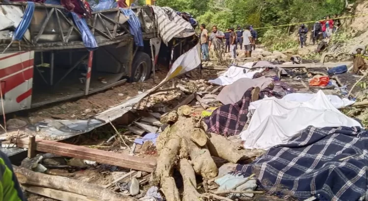 Aumenta a 29 los muertos tras volcadura de autobús en Oaxaca