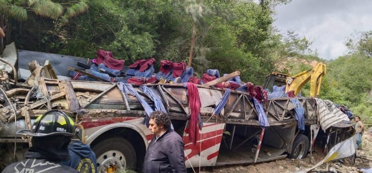 Inicia entrega de cuerpos tras accidente que dejó 29 muertos en Oaxaca