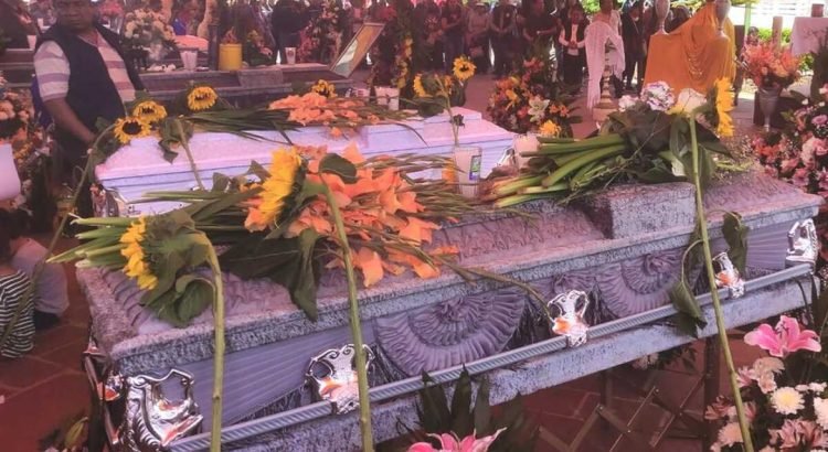 Chalcatongo despide a 8 víctimas de accidente en la Mixteca de Oaxaca, exigen justicia
