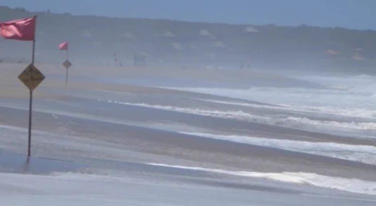 Turista poblano muere en playa de Oaxaca al meterse a surfear