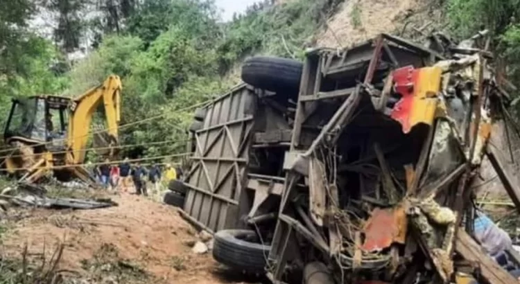 A un mes del accidente que dejó 30 muertos en Oaxaca, no llegan apoyos a víctimas