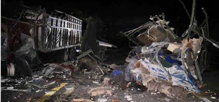 Choque de tráiler y autobús de pasajeros en autopista Tehuacán-Oaxaca deja 16 muertos; se han recuperado 12 cuerpos