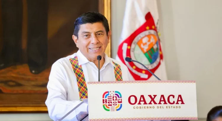 Gobernador de Oaxaca acusa a Claudio X. González por “ataques” contra libros de Texto