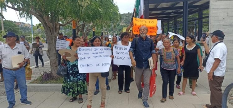 Morenistas de Oaxaca reciben con protestas a AMLO Morenistas de Oaxaca reciben con protestas a AMLO