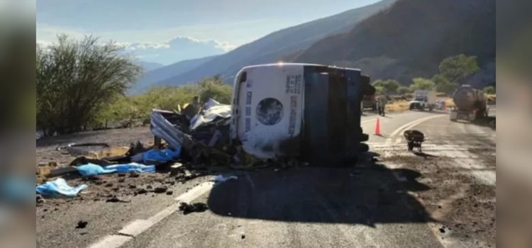 Volcadura de autobús en Oaxaca deja al menos 18 muertos y 27 heridos