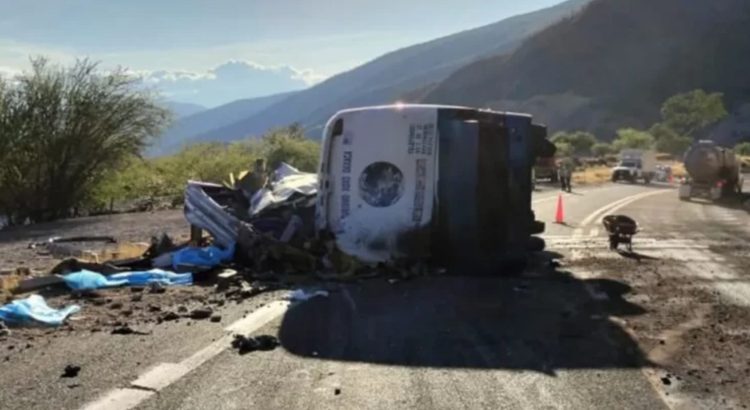 Volcadura de autobús en Oaxaca deja al menos 18 muertos y 27 heridos