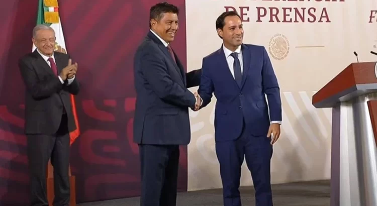 Gobernador de Oaxaca entrega presidencia de la Conago al panista Mauricio Vila