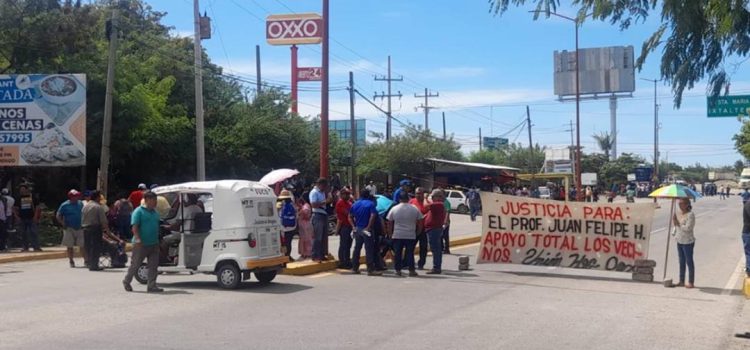 Maestros bloquean carretera Transístmica en Oaxaca, exigen liberar a un profesor