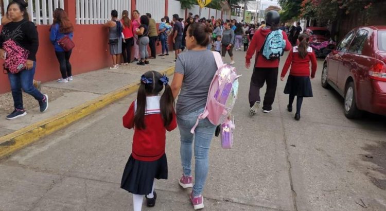 Sedena fabricará uniformes escolares de Oaxaca; textileros exigen diálogo a Jara