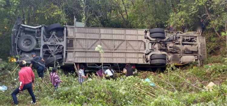 Sube a dos muertos saldo de accidente de autobús en Putla, Oaxaca; hay 14 hospitalizadas