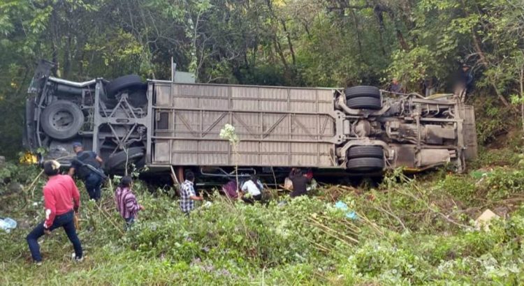 Sube a dos muertos saldo de accidente de autobús en Putla, Oaxaca; hay 14 hospitalizadas