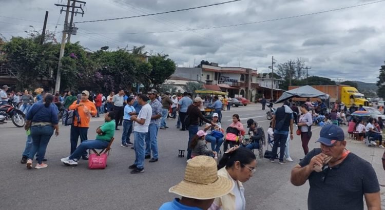 Desquician Oaxaca, maestros de la sección 22 realizan 6 bloqueos carreteros Desquician Oaxaca, maestros de la sección 22 realizan 6 bloqueos carreteros