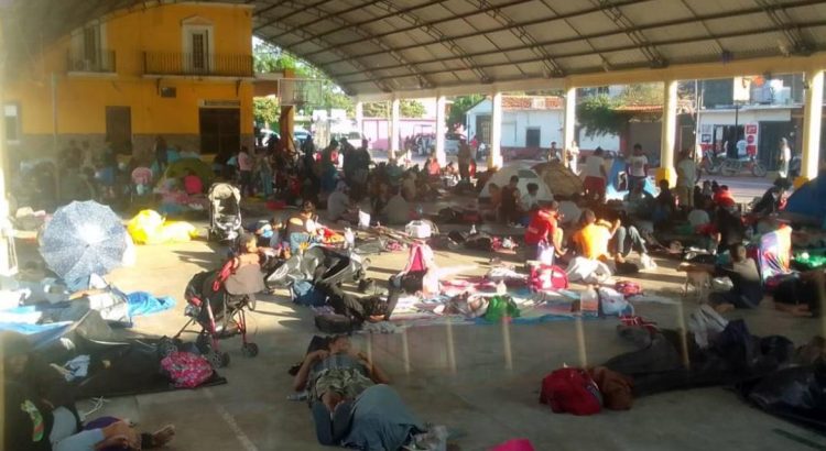 Suben a más de 2 mil los migrantes de caravana que cruza Oaxaca