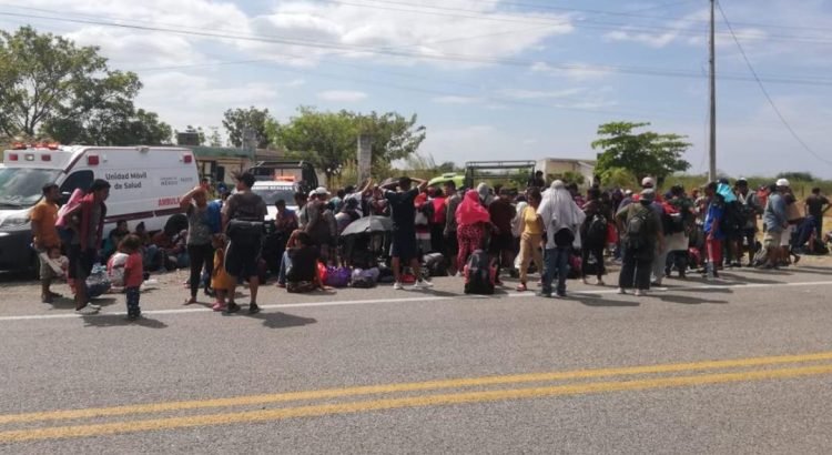 Edil impide acceso de caravana de mil 500 migrantes que avanza por Oaxaca Edil impide acceso de caravana de mil 500 migrantes que avanza por Oaxaca
