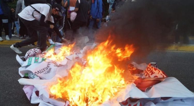 Entre protestas, rinde Jara Primer Informe en el Guelaguetza, por boicot de maestros
