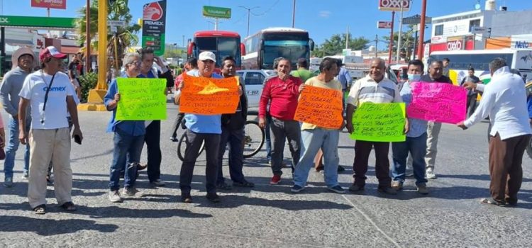 Más de 100 taxistas bloquean Juchitán; exigen diálogo con gobierno de Oaxaca
