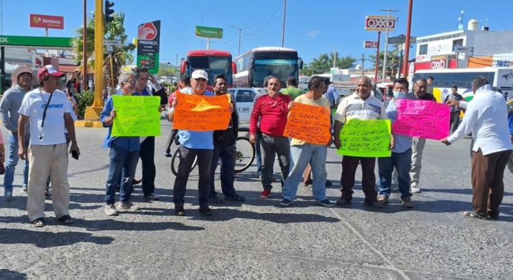 Más de 100 taxistas bloquean Juchitán; exigen diálogo con gobierno de Oaxaca