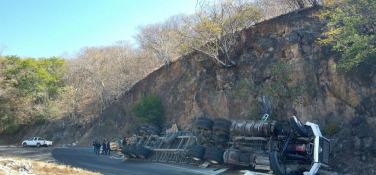 Fallecen tres personas en accidente en la Oaxaca-Tehuantepec; activan protocolo seguridad