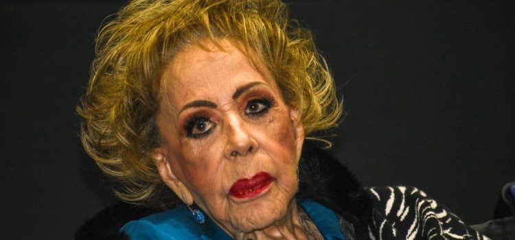 Hospitalizan a Silvia Pinal; tiene influenza