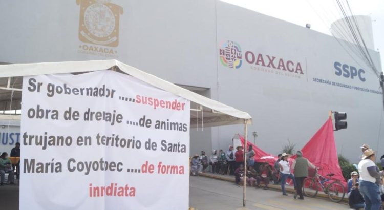 Retienen por más de 30 horas a empleados del gobierno de Oaxaca