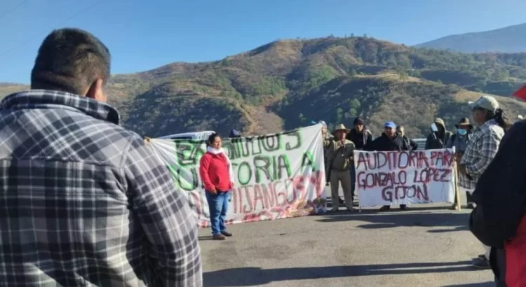 Bloquean carretera Oaxaca-Puerto Escondido, recién inaugurada por AMLO