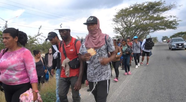 Se dispersa grupo de 700 migrantes que cruzaba Oaxaca