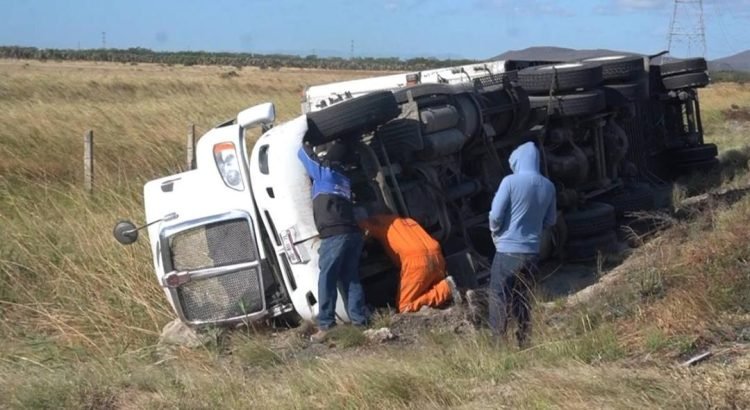 Vuelca tráiler en Oaxaca por fuertes vientos; alertan a pescadores por olas de 4 metros Vuelca tráiler en Oaxaca por fuertes vientos; alertan a pescadores por olas de 4 metros