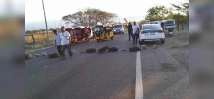 Bloqueo de mototaxistas en Juchitán cumple 7 días; exigen liberar a acusados de tráfico de migrantes