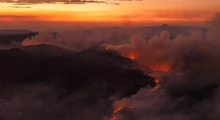 Fuera de control incendio en Chilixtlahuaca