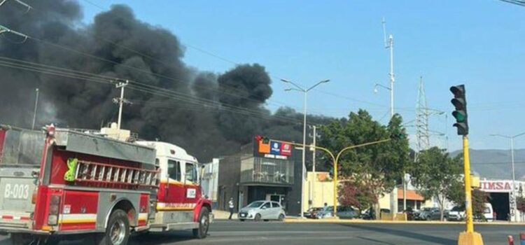 Fuerte incendio en deshuesadero de Candiani moviliza a bomberos de Oaxaca y Xoxo