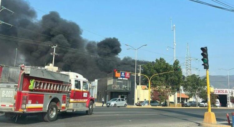 Fuerte incendio en deshuesadero de Candiani moviliza a bomberos de Oaxaca y Xoxo