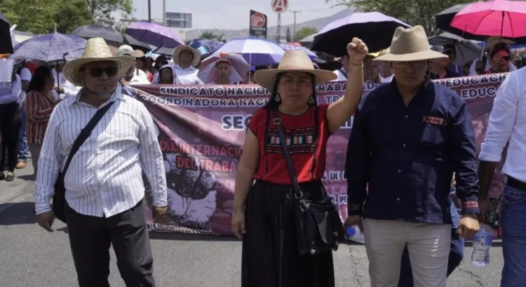 Marchan miles en Oaxaca por el Día del Trabajo; maestros de la Sección 22 anuncia paro indefinido Marchan miles en Oaxaca por el Día del Trabajo; maestros de la Sección 22 anuncia paro indefinido