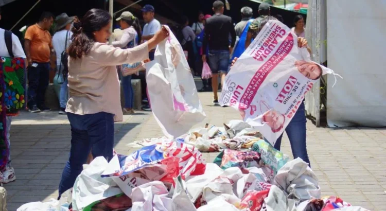 Maestros de la Sección 22 del SNTE toman oficinas de partidos y queman propaganda electoral en Oaxaca