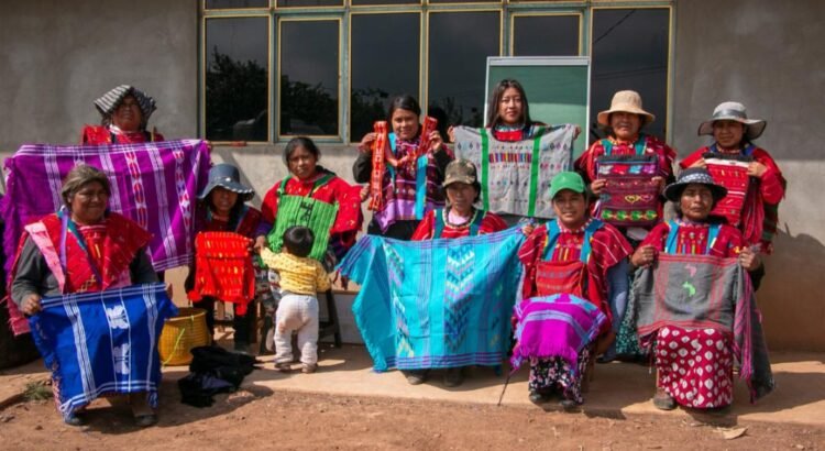 Colectiva de mujeres triquis de Itunyoso buscan precios justos para sus artesanías